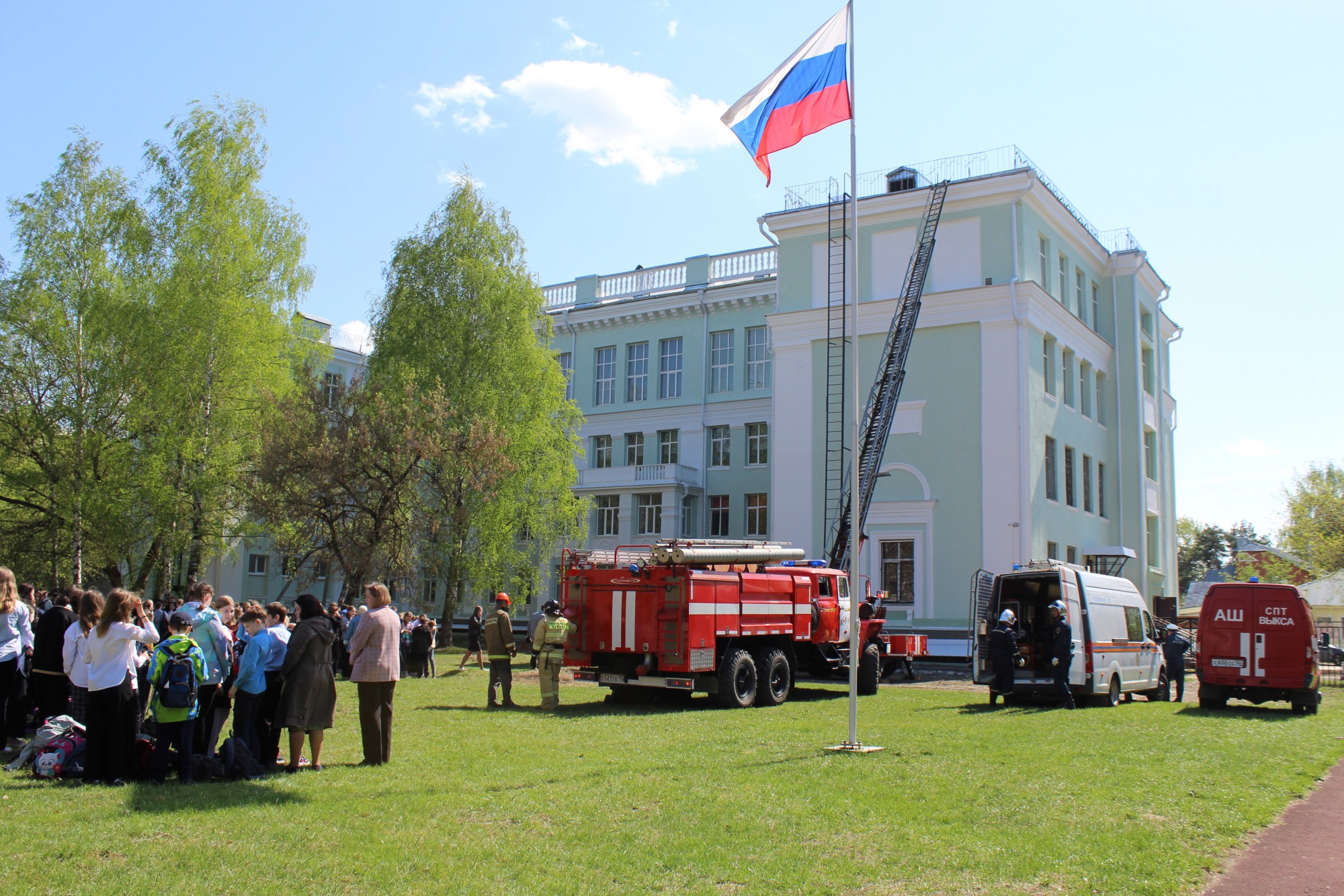 Почти 600 человек эвакуировали во время пожарных учений в школе № 11